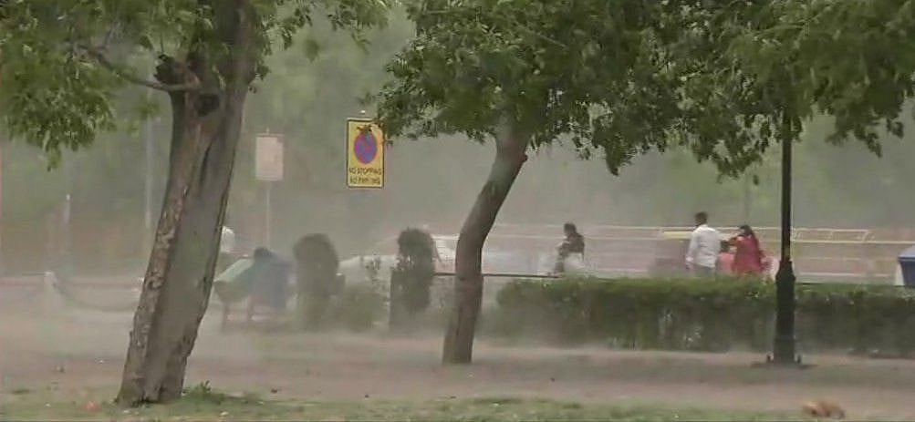 दिल्ली में आसमान से बरसी राहत की बूंदें, हल्की बारिश से लोगों को भीषण गर्मी से मिली राहत
