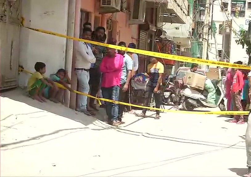 दिल्ली में दिल दहलाने वाली वारदात, टीचर ने अपनी पत्नी और तीन मासूम बच्चों को मारा डाला 