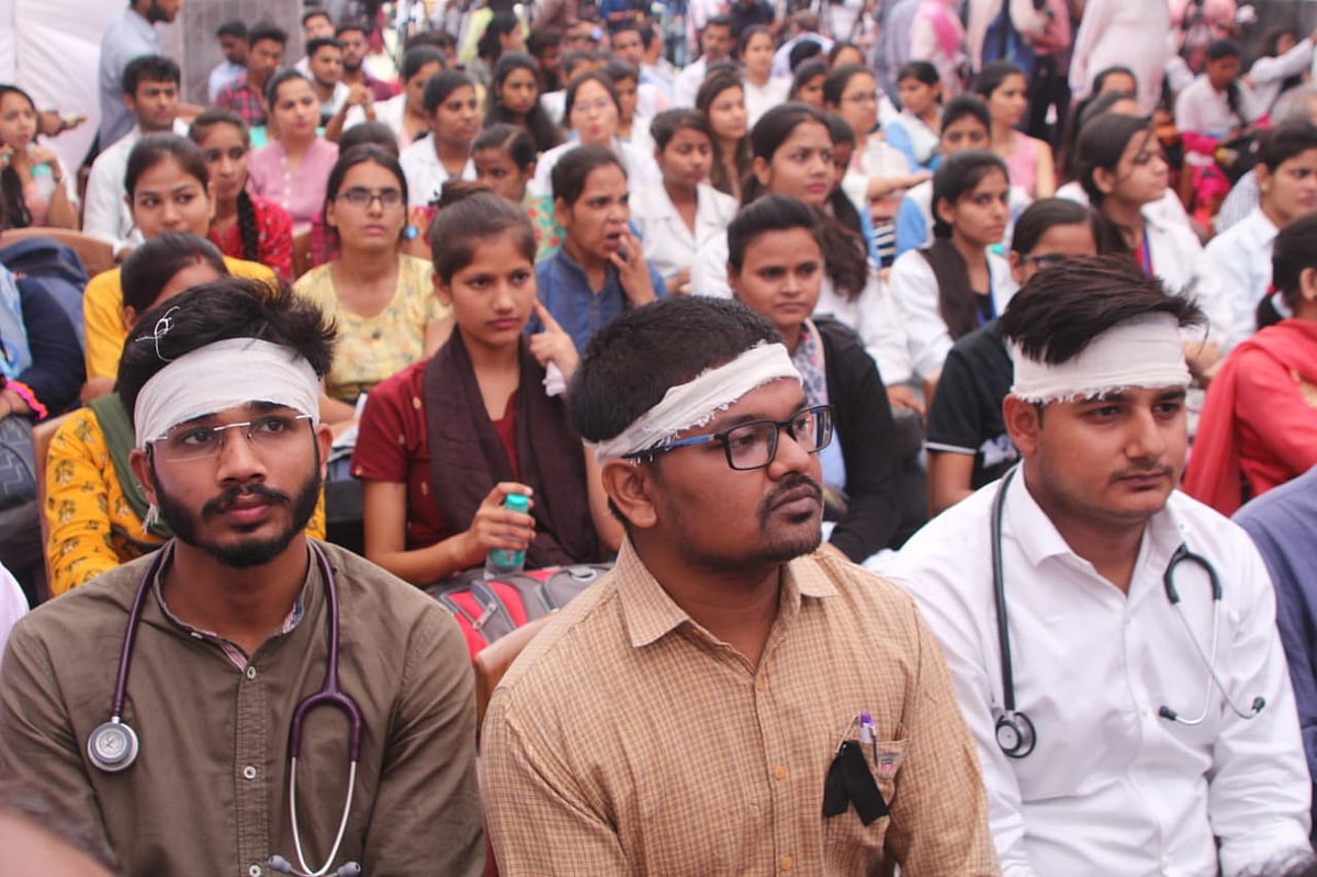 कोलकाता से लेकर दिल्ली तक सड़कों पर डॉक्टर, जमीन पर मरीज, तस्वीरों में देखें  हड़ताल