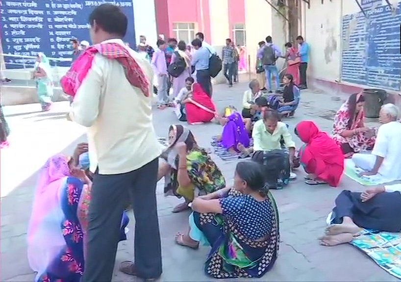 कोलकाता से लेकर दिल्ली तक सड़कों पर डॉक्टर, जमीन पर मरीज, तस्वीरों में देखें हड़ताल
