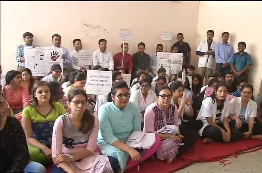 कोलकाता से लेकर दिल्ली तक सड़कों पर डॉक्टर, जमीन पर मरीज, तस्वीरों में देखें हड़ताल