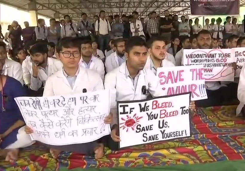 कोलकाता से लेकर दिल्ली तक सड़कों पर डॉक्टर, जमीन पर मरीज, तस्वीरों में देखें हड़ताल
