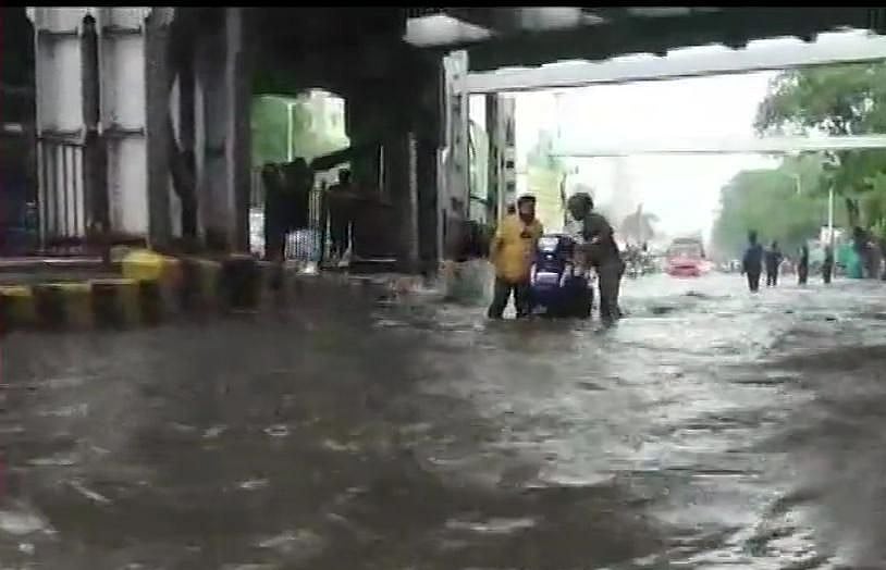 पानी में गोते खा रही है मायानगरी, तस्वीरों में देखें कैसे बारिश ने थामी मुंबई की रफ्तार