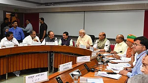 दिल्ली: सर्वदलीय बैठक के बाद गुलाम नबी आजाद बोले- विपक्ष की आवाज दबाने की हो रही कोशिश, जनता की लड़ाई रहेगी जारी