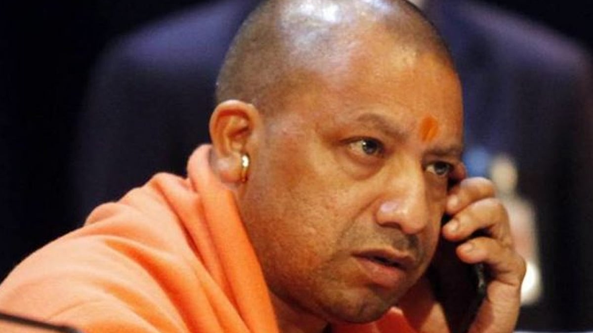 यूपी के सीएम योगी  को जासूसी का डर! बैठक से पहले अधिकारियों के फोन बाहर रखवाए गए