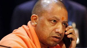 यूपी के सीएम योगी को जासूसी का डर! बैठक से पहले अधिकारियों के फोन बाहर रखवाए गए