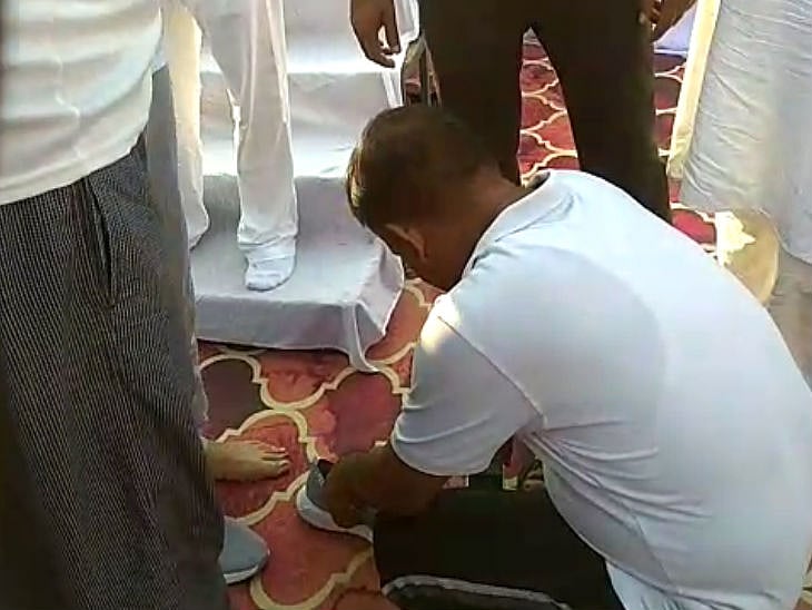 वीडियो: योगी राज में वीआईपी कल्चर! बीजेपी मंत्री को सरकारी कर्मचारी ने  पहनाया जूता, जानें सफाई में क्या कहा?