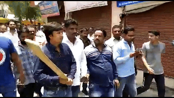 निगम अधिकारी को पीटने के बाद बीजेपी विधायक आकाश विजयवर्गीय ने कहा, अब यही होगा- आवेदन, निवेदन फिर दे दनादन