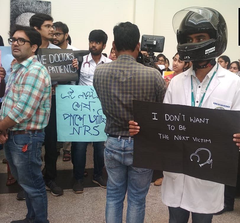 कोलकाता से लेकर दिल्ली तक सड़कों पर डॉक्टर, जमीन पर मरीज, तस्वीरों में देखें हड़ताल