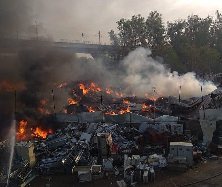 दिल्ली: कालिंदी कुंज मेट्रो स्टेशन के पास फर्नीचर मार्केट में भीषण आग, दमकल की 17 गाड़ियों ने पाया काबू