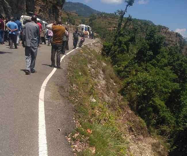 उत्तराखंड: टिहरी में खाई में गिरी कार, एक ही परिवार के 6 लोगों की मौत, 4 घायल