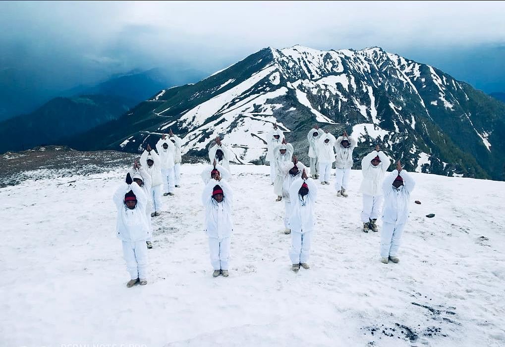 अंतर्राष्ट्रीय योग दिवस: पहाड़ों से लेकर समुद्र तक देश के हर कोने में लोगों ने किया योग, देखें तस्वीरें