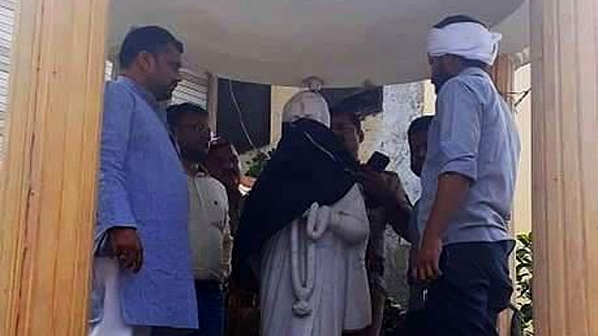 यूपी में इंदिरा गांधी की प्रतिमा को पहनाया गया बुर्का,  कांग्रेस कार्यकर्ताओं ने किया हंगामा, कार्रवाई की मांग