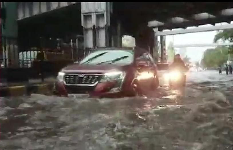 पानी में गोते खा रही है मायानगरी, तस्वीरों में देखें कैसे बारिश ने थामी मुंबई की रफ्तार