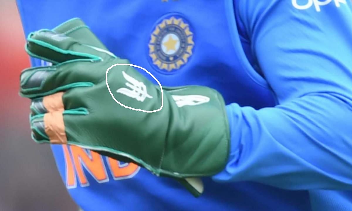 धोनी के ग्लव्स पर दिखा ये खास निशान, कप्तान कोहली भी नहीं कर सकते इसका इस्तेमाल 