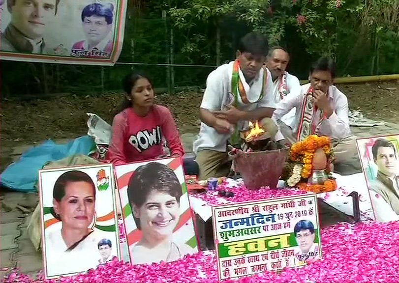 तस्वीरें: राहुल गांधी के जन्मदिन पर बधाइयों का तांता, किसी ने लगाई पेड़ तो किसी ने लंबी उम्र के लिए किया हवन