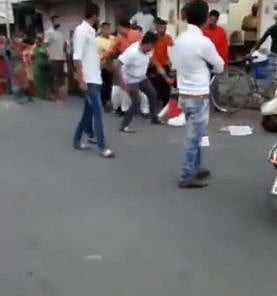 पीएम मोदी के गुजरात में बीजेपी विधायक की गुंडागर्दी, बीच सड़क पर महिला पर बरसाए लात-घूंसे, वीडियो वायरल