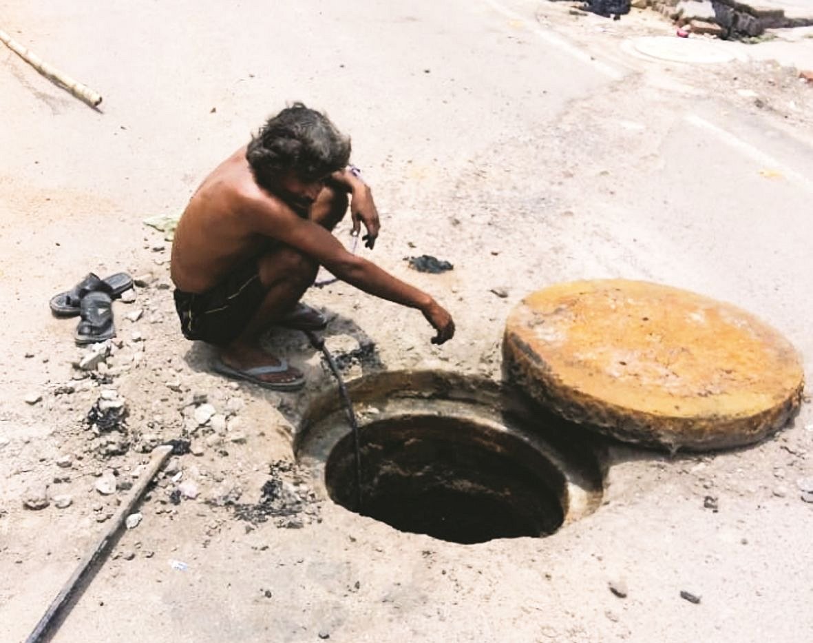 गुजरात के वडोदरा में बड़ा हादसा, सीवर की सफाई करने उतरे 7 मजदूरों की जहरीली गैस से मौत 