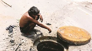 गुजरात के वडोदरा में बड़ा हादसा, सीवर की सफाई करने उतरे 7 मजदूरों की जहरीली गैस से मौत
