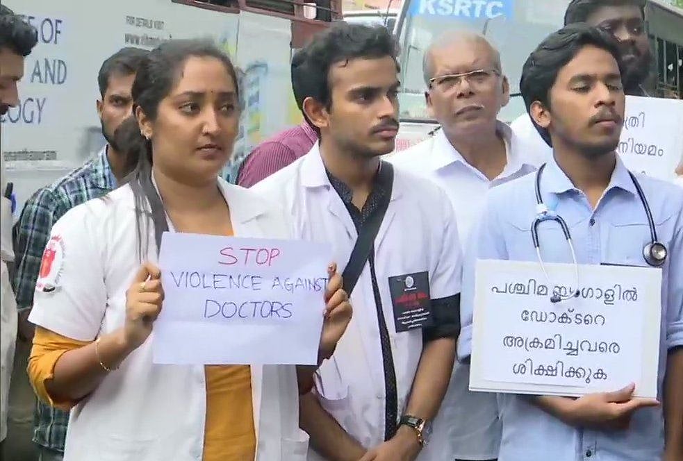 देश भर में डॉक्टरों की हड़ताल से मरीज बेहाल, तस्वीरों में देखें प्रदर्शन