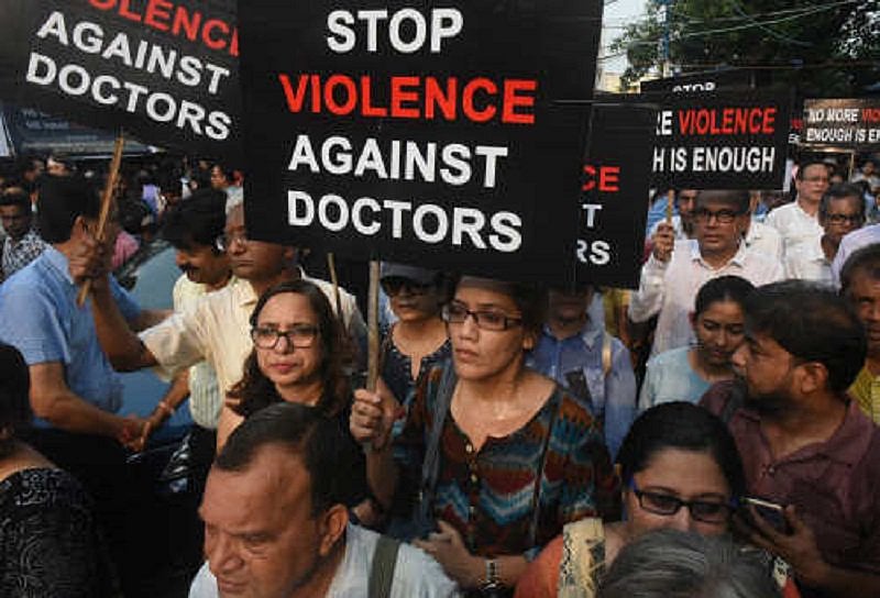 दिल्ली में आज भी हड़ताल पर 10 हजार डॉक्टर, इन अस्पतालों में जाने से बचें 