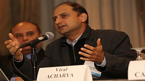 नवजीवन बुलेटिन: आरबीआई के डिप्टी गवर्नर विरल आचार्य का इस्तीफा, फडणवीस का घर डिफॉल्टर घोषित, इस घंटे की चार बड़ी खबरें