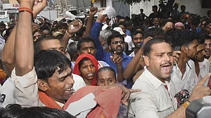 बिहार: चमकी बुखार से बच्चों की मौत का सिलसिला जारी, लोगों को फूटा गुस्सा, सीएम नीतीश का मांगा इस्तीफा