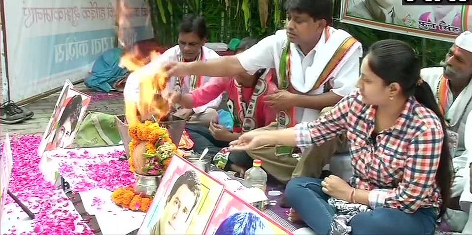 तस्वीरें: राहुल गांधी के जन्मदिन पर बधाइयों का तांता, किसी ने लगाई पेड़ तो किसी ने लंबी उम्र के लिए किया हवन