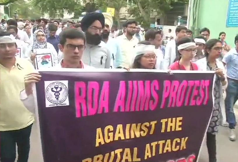 कोलकाता से लेकर दिल्ली तक सड़कों पर डॉक्टर, जमीन पर मरीज, तस्वीरों में देखें हड़ताल
