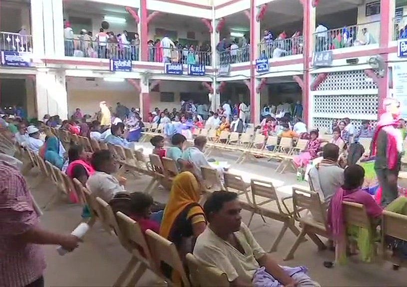 कोलकाता से लेकर दिल्ली तक सड़कों पर डॉक्टर, जमीन पर मरीज, तस्वीरों में देखें हड़ताल