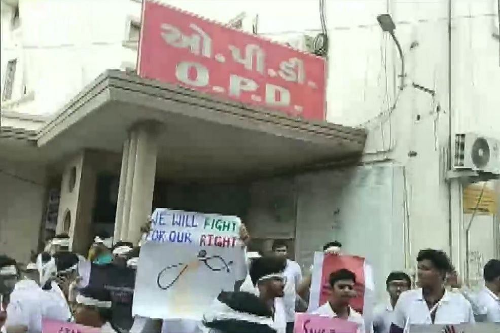कोलकाता के डॉक्टरों के समर्थन में डॉक्टर्स की देशव्यापी हड़ताल, जगह-जगह कर रहे हैं प्रदर्शन, मरीज परेशान