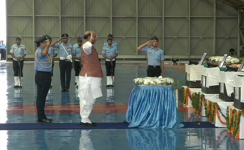 एन-32 विमान हादसा: शहीदों के पार्थिव शरीर को लाया गया पालम एयरपोर्ट, नम आंखों से दी गई श्रद्धांजलि