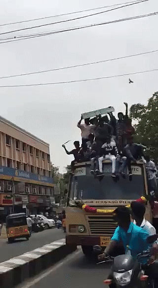 वीडियो: चेन्नई में बस की छत पर सवार होकर जा रहे थे छात्र, ड्राइवर ने लगाया ब्रेक, सड़क पर भरभराकर गिरे