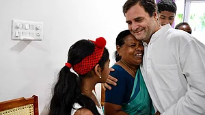 राहुल गांधी ने खुद को जन्म के समय गोद में उठाने वाली नर्स राजम्मा को लगाया गले