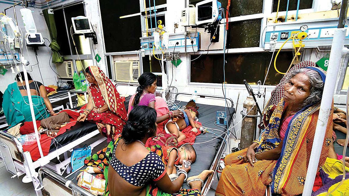 बिहार में 15 दिन में चमकी बुखार से 152 बच्चों की मौत के बाद भी असहाय नजर आ रही है नीतीश सरकार 