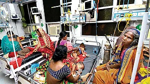 बिहार में 15 दिन में चमकी बुखार से 152 बच्चों की मौत के बाद भी असहाय नजर आ रही है नीतीश सरकार