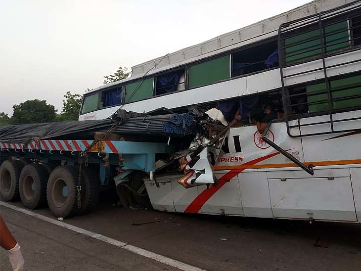 झारखंड: हजारीबाग में भीषण सड़क हादसा, 11 लोगों की मौत, 25 घायल, कई लोगों के हालात गंभीर