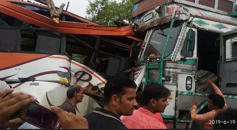 उत्तर प्रदेश: फतेहपुर में ट्रक-बस की जोरदार टक्कर, 8 की मौत 22 घायल  