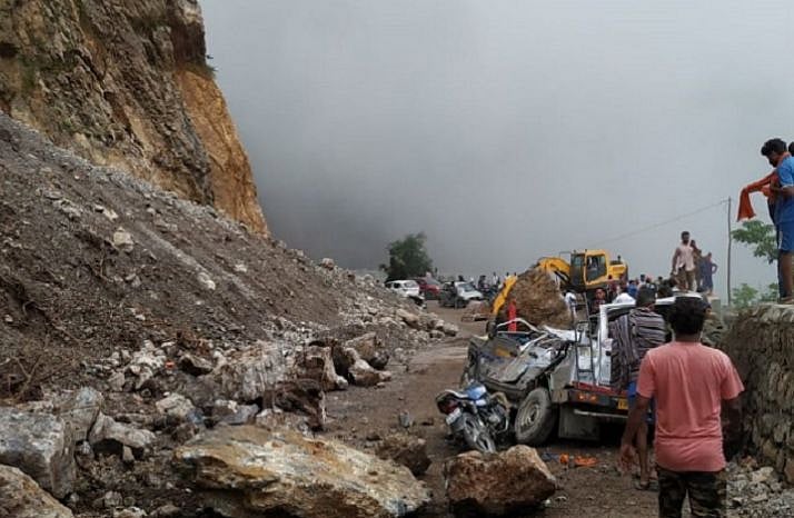 उत्तराखंड: टिहरी गढ़वाल में कांवड़ियों के वाहन पर गिरी चट्टान, 4 कांवड़ियों की दर्दनाक मौत