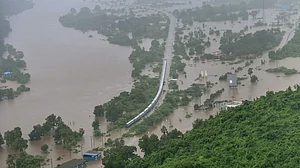 सावधान मुंबई! आज भी भारी बारिश का अलर्ट, कल महालक्ष्मी एक्सप्रेस में फंस गए थे हजार से ज्यादा यात्री