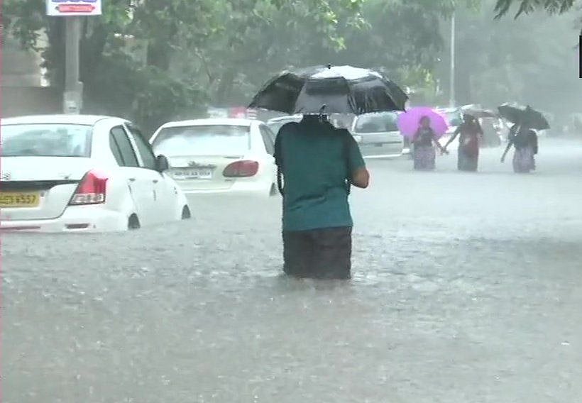 मायानगरी में आफत की बारिश, कई इलाकों में घुटनों तक भरा पानी, रेल और हवाई यात्रा भी प्रभावित