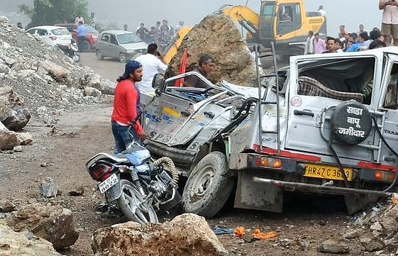 उत्तराखंड: टिहरी गढ़वाल में कांवड़ियों के वाहन पर गिरी चट्टान, 4 कांवड़ियों की दर्दनाक मौत