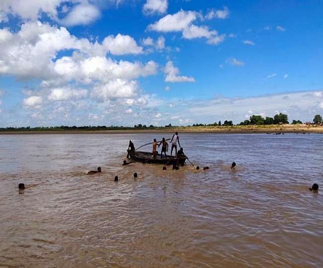 उत्तर प्रदेश: बहराइच में सरयू नदी में पलटी नाव, 1 की मौत 2 लापत, नाव पर 20 लोग थे सवार