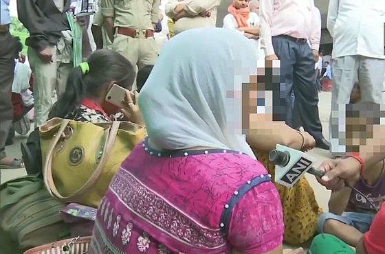 उन्नाव रेप कांड: सड़क हादसे में नया खुलासा, एसपी नेता के भाई का था ट्रक, पीड़ित परिवार अस्पताल के बाहर धरने पर