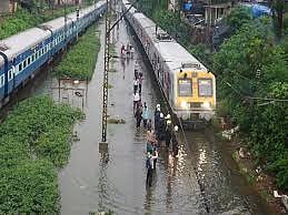 देश का आधा हिस्सा बारिश और बाढ़ की चपेट में, कहीं सड़कें जलमग्न तो कहीं डूब गए पूरे गांव, जनजवीन अस्त व्यस्त