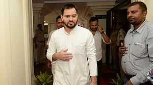 बिहारः क्या तेजस्वी के ‘अज्ञातवास’ की असली वजह आरजेडी पर कब्जे की जंग तो नहीं !