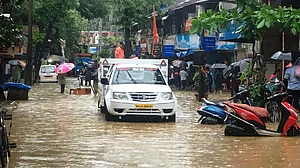 मुंबई में भारी बारिश से 4 की मौत, लगातार चौथे दिन बेहाल रही आर्थिक राजधानी