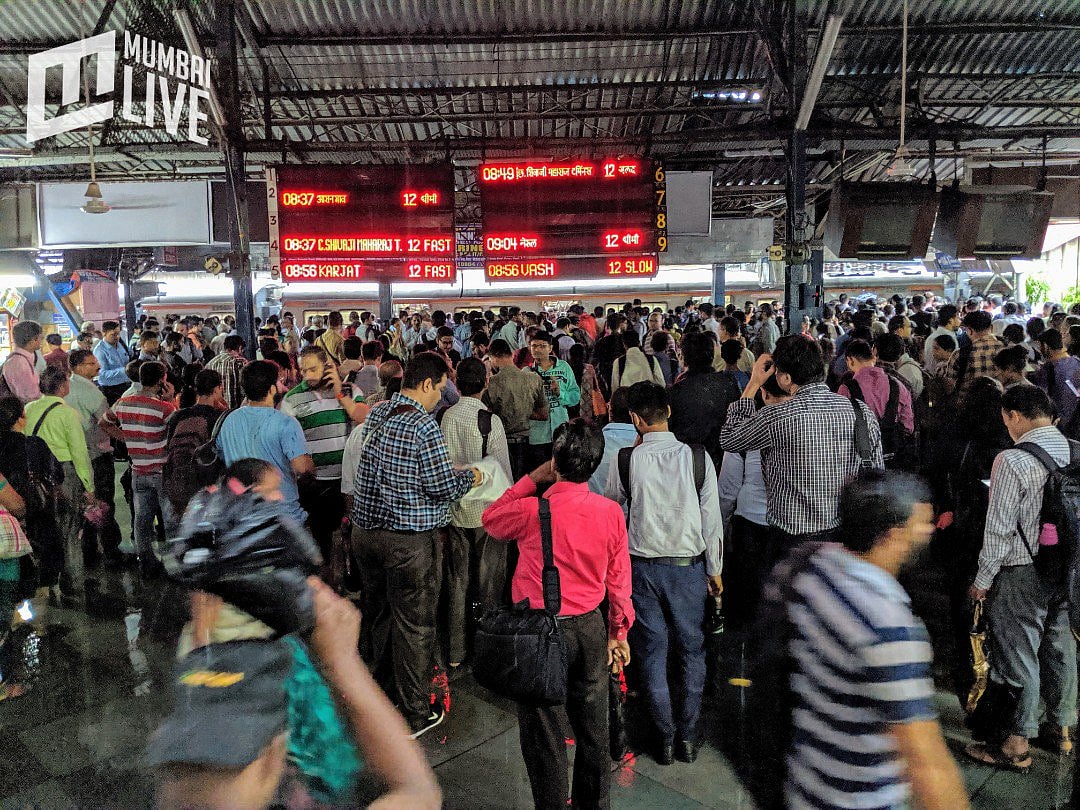 तस्वीरों में देखें मुंबई में भारी बारिश से लोग बेहाल, सड़कों से लेकर घरों तक पानी-पानी, रेलवे ट्रैक डूबा