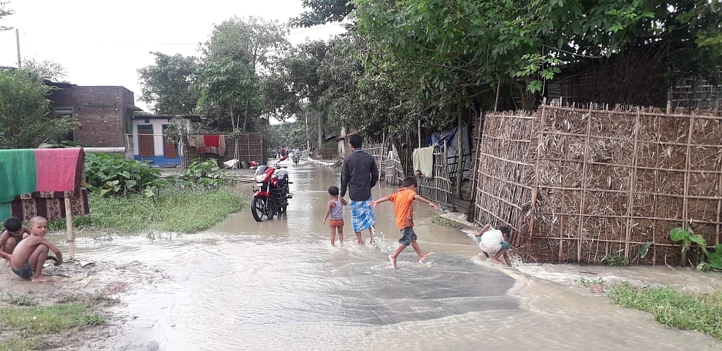 बाढ़-बारिश से बिहार में लोगों का हाल बेहाल, कोसी समेत कई नदियां उफान पर, दर्जनों गांव जलमग्न, रेल पटरियां डूबीं