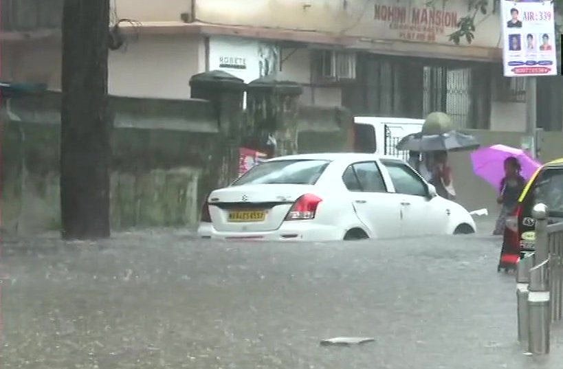 मायानगरी में आफत की बारिश, कई इलाकों में घुटनों तक भरा पानी, रेल और हवाई यात्रा भी प्रभावित
